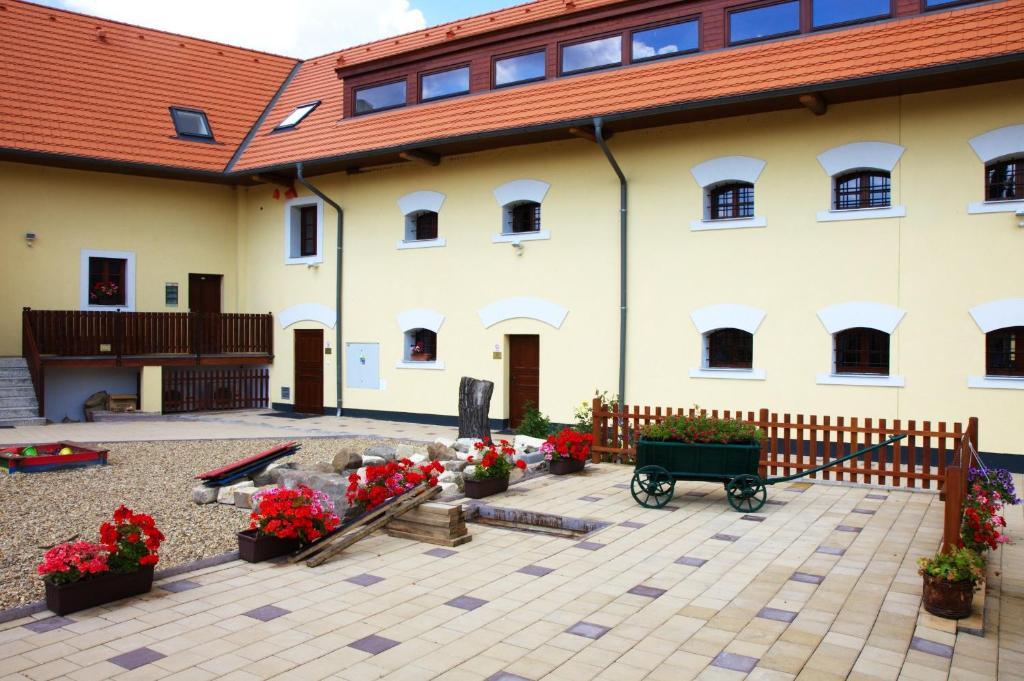 Hotel Pod Sluncem Trebiz Exterior photo